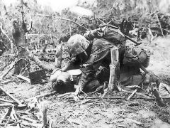 佩硫群岛中陆战队救助受伤战友,感动中.jpg